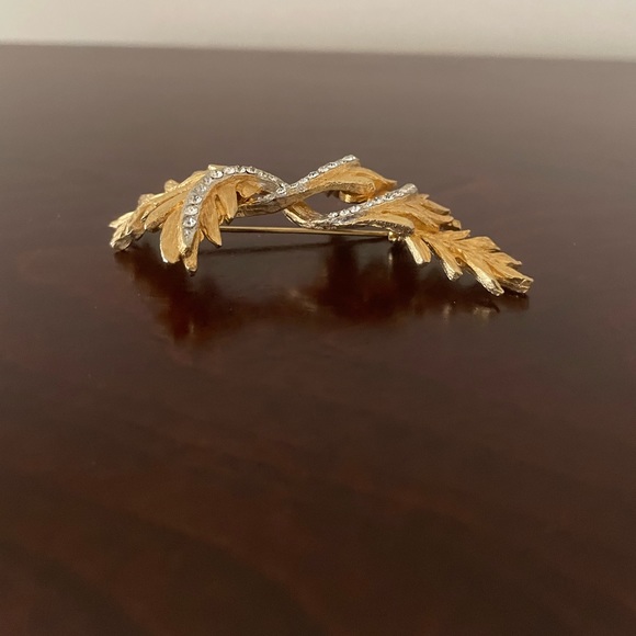 Vintage goldtone and rhinestone brooch - Picture 4 of 6